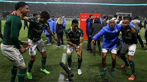 Elenco do Palmeiras comemorando classificação