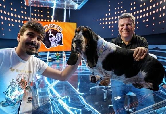 Alessandro, Téo e Anselmo no estúdio de podcasts do SBT.