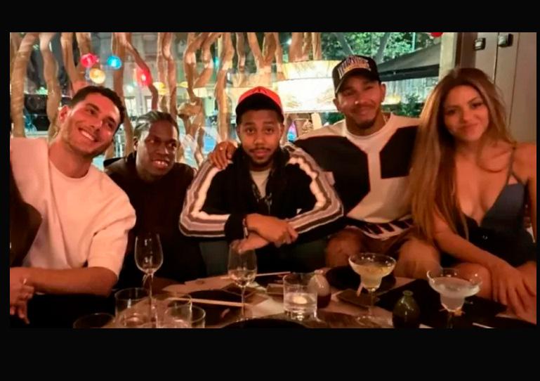 Shakira e Hamilton posam lado a lado em jantar com amigos 