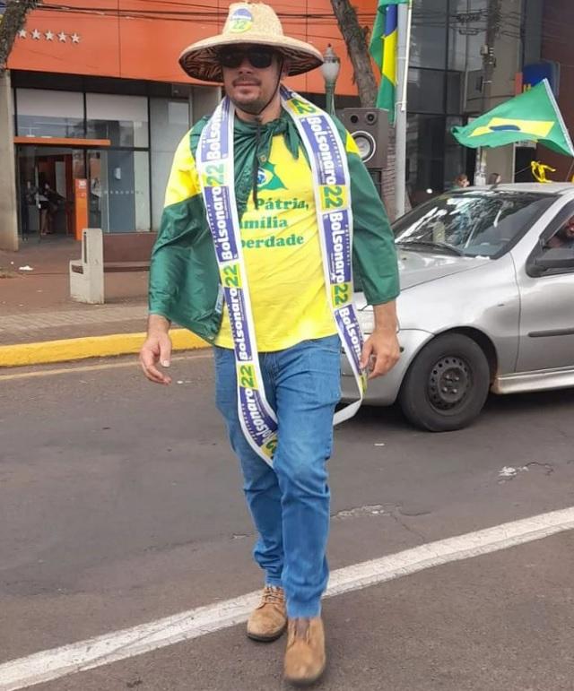 Wenderson Luiz Brandão Barros usa faixa de apoio a Jair Bolsonaro (Reprodução/Instagram)