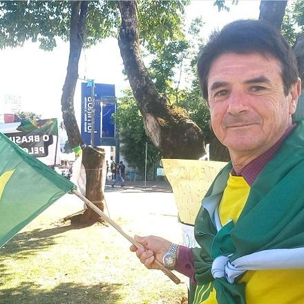 Ademar Guinzelli segura bandeira do Brasil (Reprodução/Facebook)