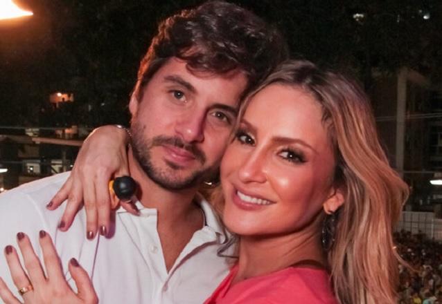 Abraçados, Claudia Leitte e Márcio Pedreira sorriem para a foto