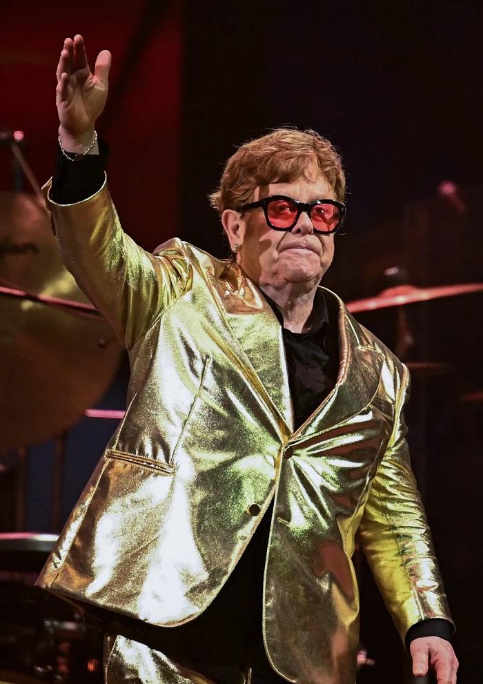 Elton John acena para a plateia emocionado 