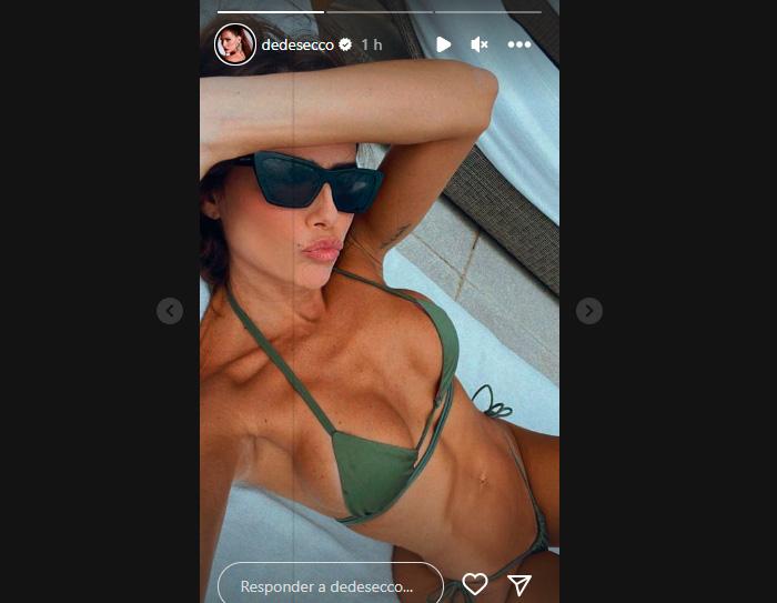 Deborah Secco exibe barriga chapada