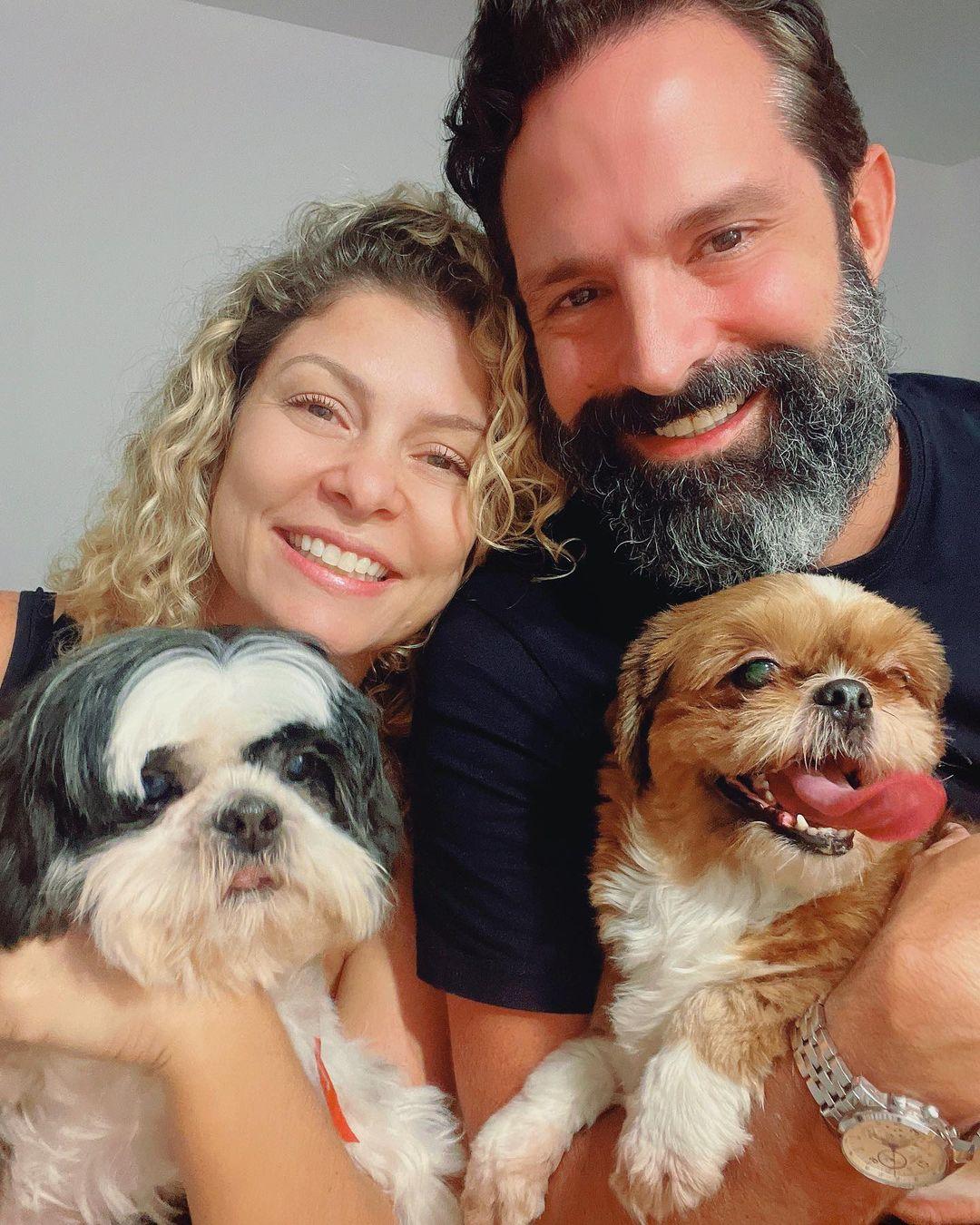 Bárbara Borges e Iran Malfitano posando com cachorros.