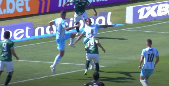 Momento em que Regis é atingido na cabeça por Salomão