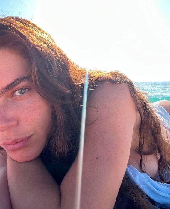 Mariana Goldfarb faz topless na praia 