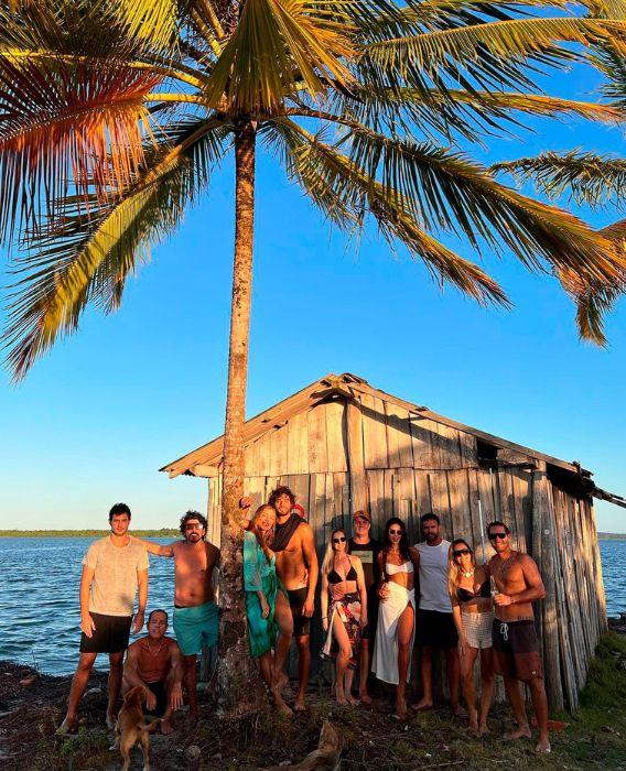 Marlon Teixeira aparece com Grazi Massafera ao lado de amigos, na Bahia