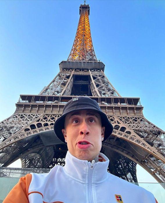 MC Daniel faz graça em frente a Torre Eiffel, de Paris