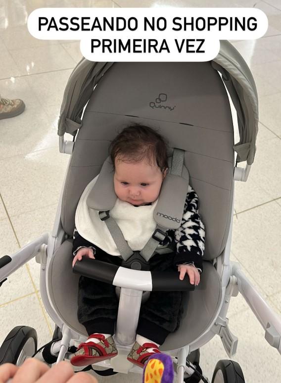 Print dos Stories do Instagram de Viih Tube com a foto da filha durante passeio no shopping