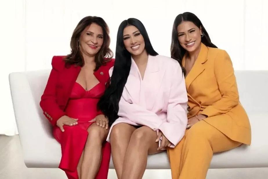 Simone, Simaria e a mãe, Mara Mendes sentadas e sorrindo para a foto