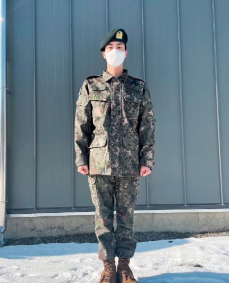 Jin, do BTS, durante o serviço militar na Coreia do Sul