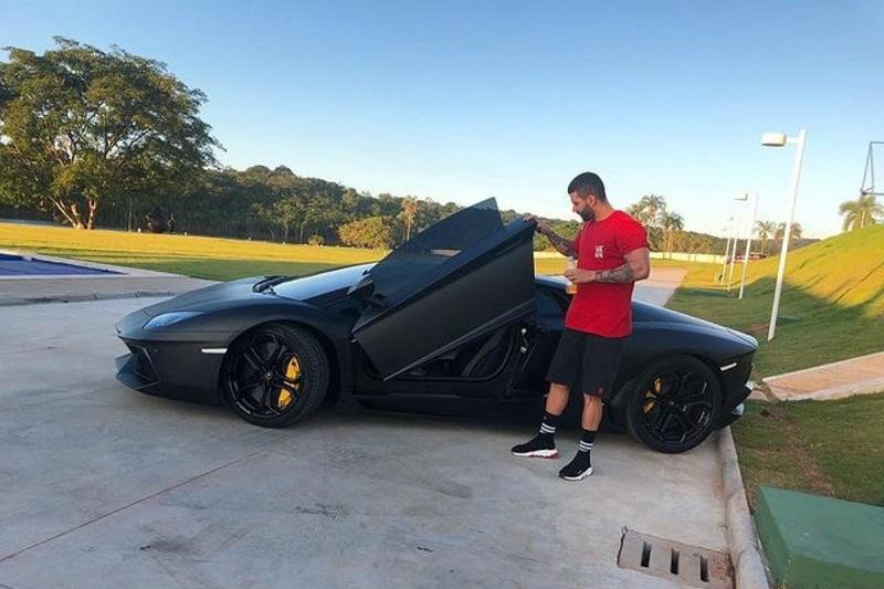 Gusttavo Limaposa ao lado de uma Lamborghini Aventador