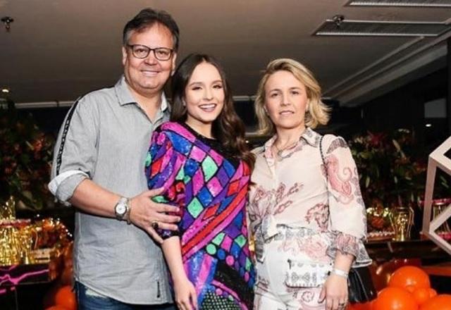 Larissa Manoela, o pai, Gilberto Elias, e a mãe, Silvana Santos, sorriem para a foto