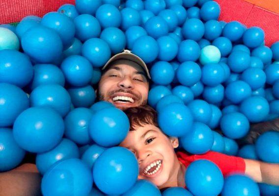 Murilo Huff na piscina com o filho, Léo 