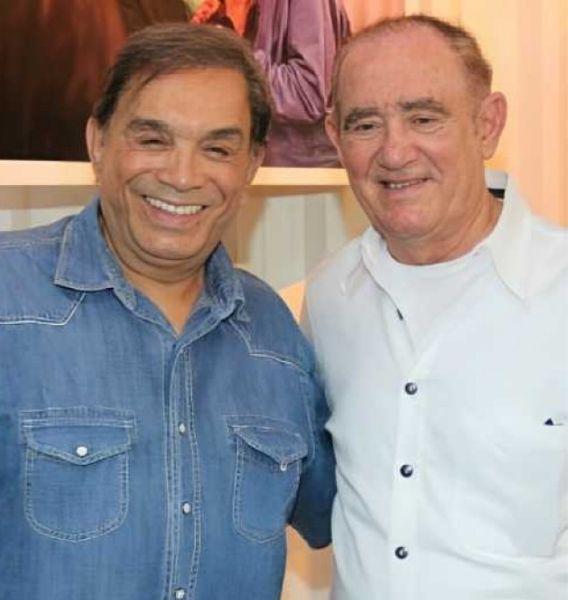 Dedé Santana e Renato Aragão posam abraçados e sorrindo