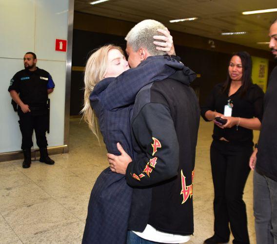 Luísa Sonza e Carlos Veiga trocam beijos no aeroporto