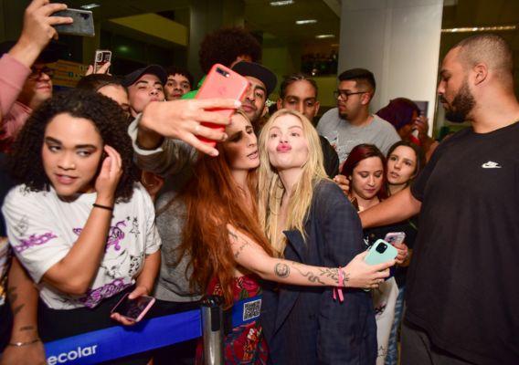 Luísa Sonza atende fãs em aeroporto