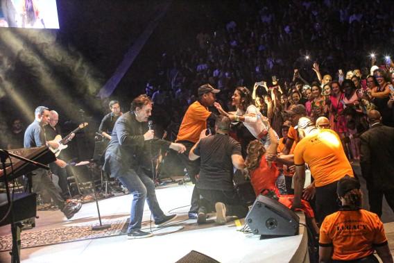 Fã invade palco do show de Fábio Jr.