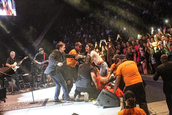 Fã invade palco do show de Fábio Jr. 