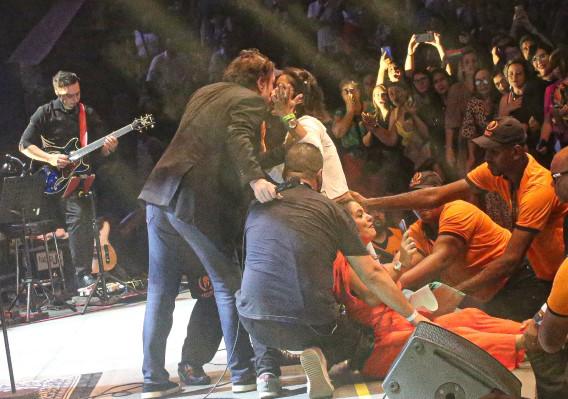 Fábio Jr. beija fã na boca durante show