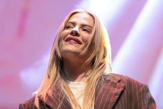 Luísa Sonza cantando durante homenagem a Rita Lee