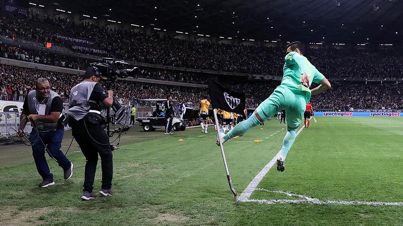 Raphael Veiga chuta a bandeira de escanteio na comemoração do gol 