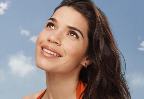 America Ferrera exibe sorriso e olha para cima