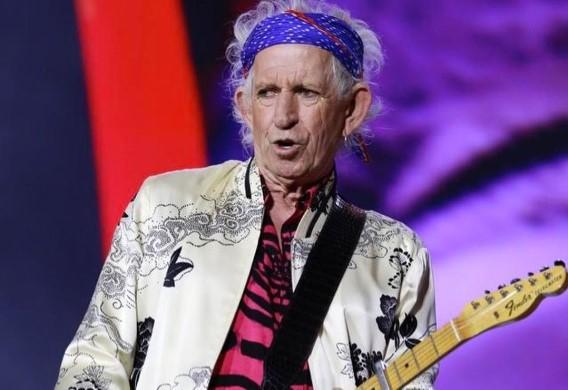 Keith Richards toca guitarra em show