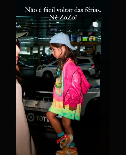 Zoe aparece com cara de poucos amigos em aeroporto