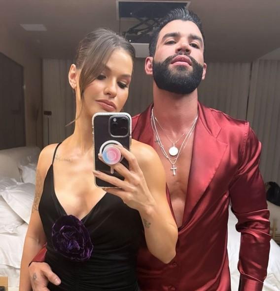 Andressa Suita e Gusttavo Lima posam juntos em selfie em frente ao espelho