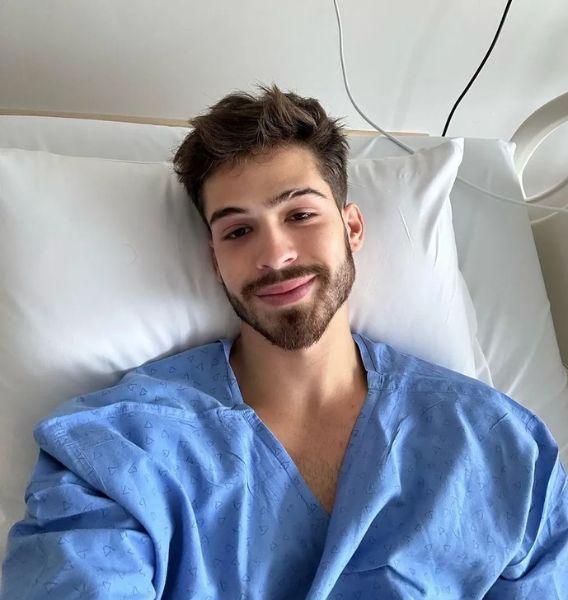 João Guilherme tira selfie no hospital