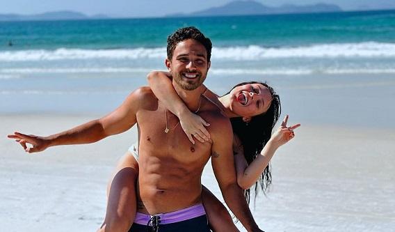 André Luis Frambach e Larissa Manoela posam juntos na praia