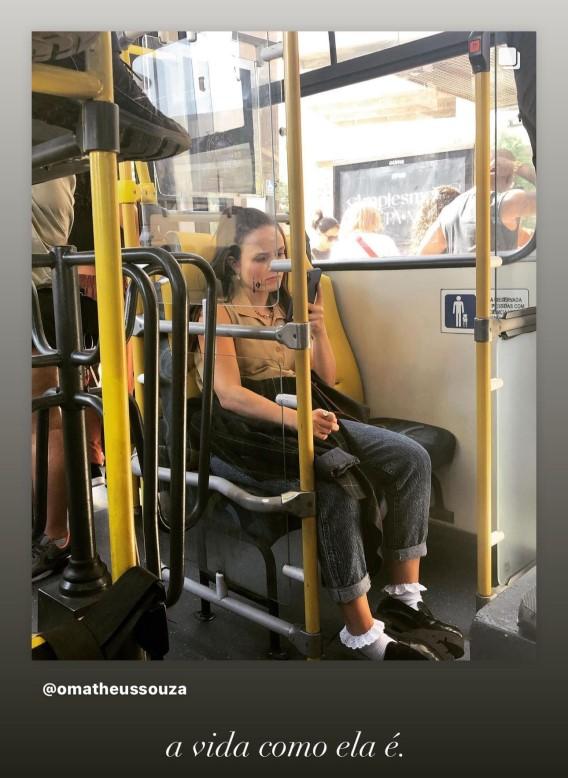 Print dos Stories do Instagram de Larissa Manoela dentro de ônibus