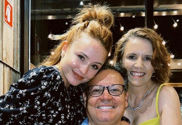 Larissa Manoela, Gilberto Elias e Silvana Taques se abraçam e sorriem para a foto