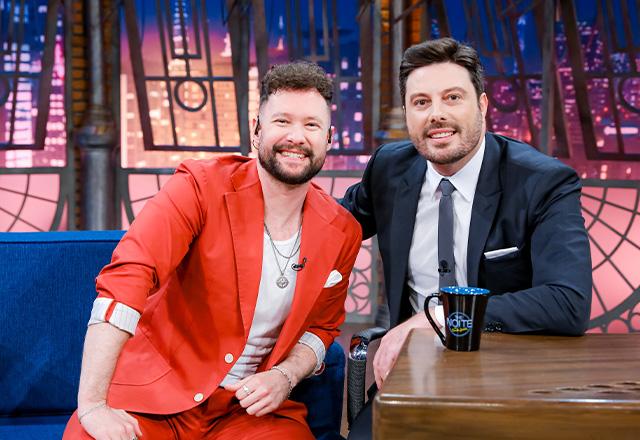 Calum Scott e Danilo Gentili posam juntos para foto.