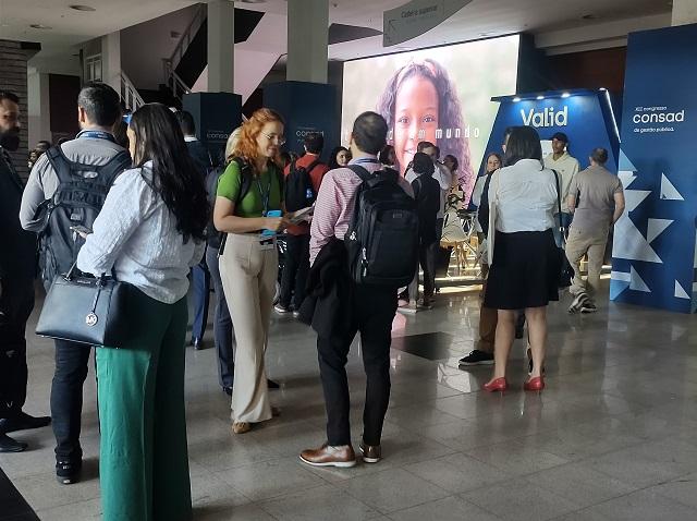 Pessoas conversando no XII Congresso Consad de Gestão Pública (Guilherme Resck/SBT News)