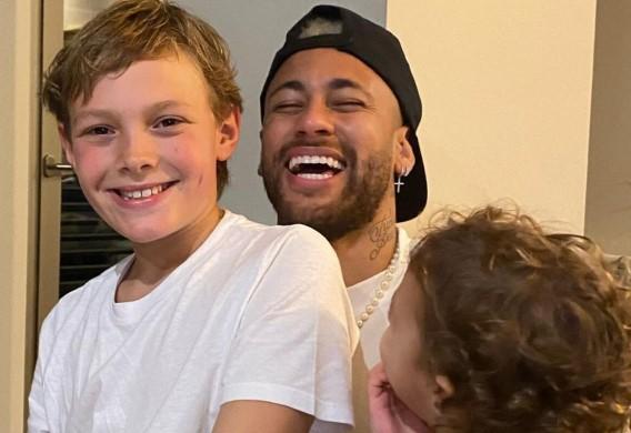 Davi Lucca e Neymar posam sorrindo juntos