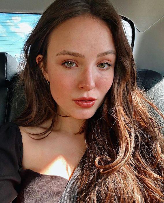 Larissa Manoela no carro 