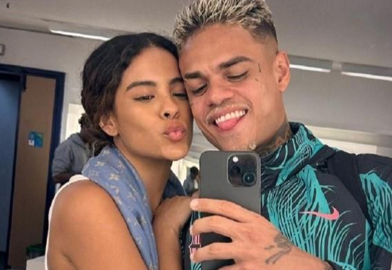 MC Cabelinho e Bella Campos tiram selfie no espelho