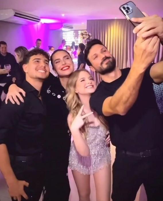 Igor Jansen, Thaís Melchior, Sophia Valverde e Murilo Cézar tirando selfie do quarteto