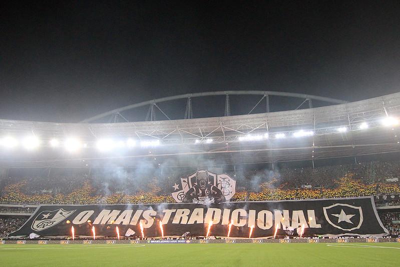 Festa da torcida do Botafogo antes do início da partida 