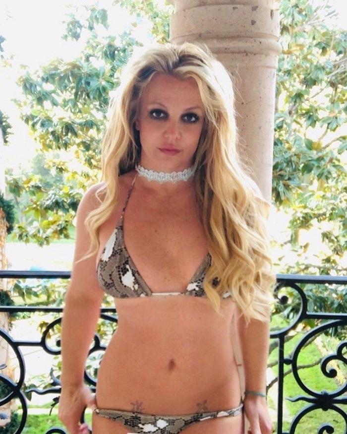 Britney Spears posa segurando a calcinha do biquíni