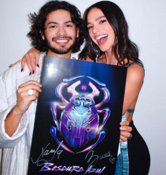 Bruna Marquezine e Xolo posando para foto.