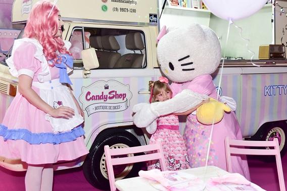 Eliana comemora seis anos da filha com festa da Hello Kitty