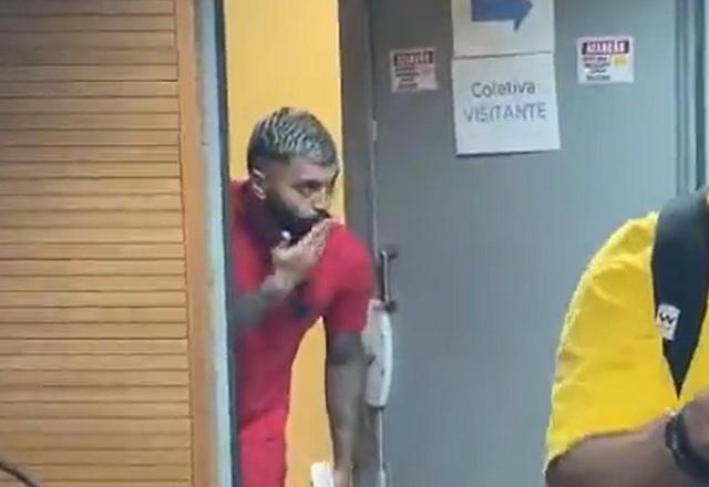 Gabigol mandando beijo