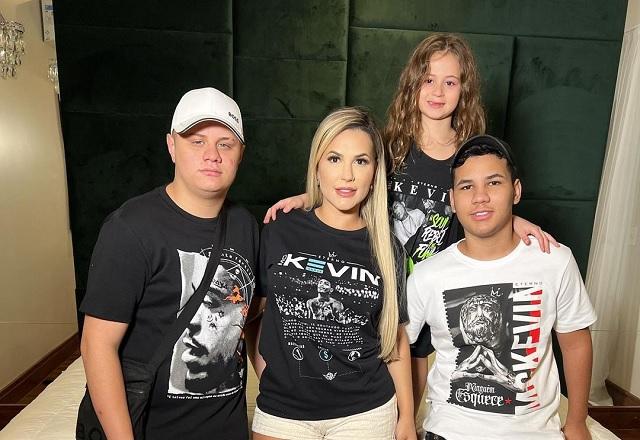 Deolane, Kayky, Gilliard e Valentina posam para a foto abraçados