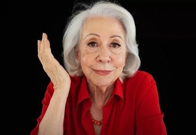 Fernanda Montenegro  ace com a mão direita para a foto