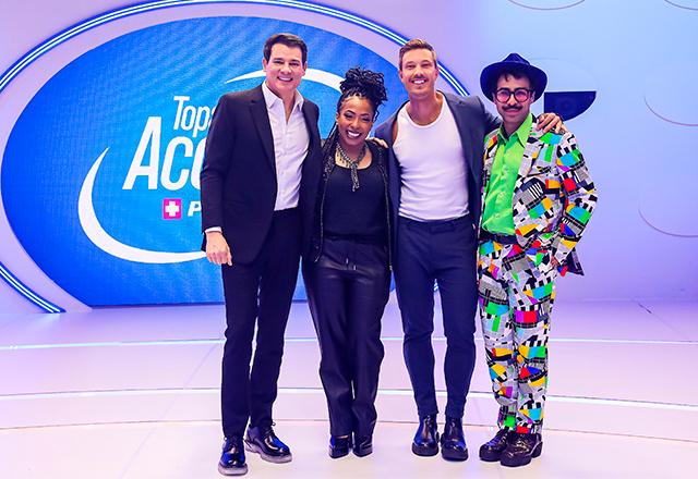 celso portiolli, juliana, cartololano e cilada abraçados no palco do programa