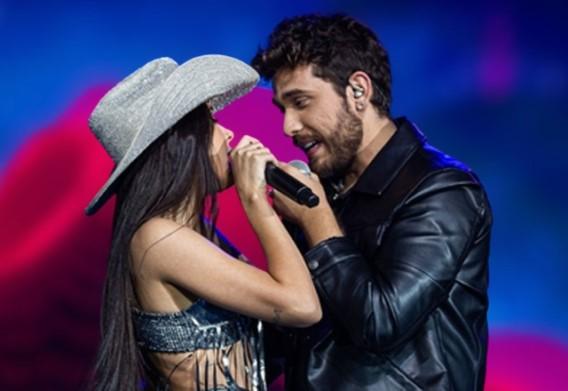 Ana Castela e Gustavo Mioto cantando juntos no palco 